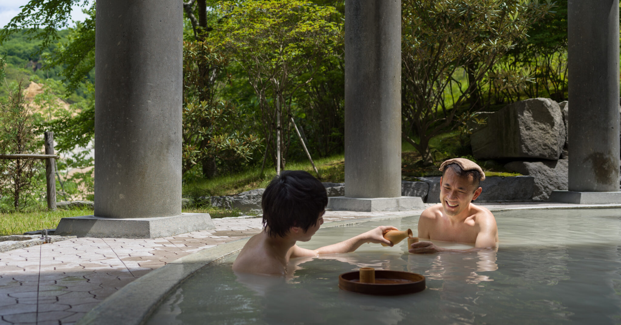 登別温泉 第一滝本館:露天風呂で“ちょっと一杯”
